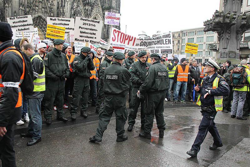 Auseinandersetzung bei Demo der „besorgten Eltern“ 14