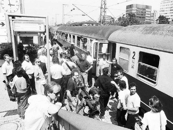 Flüchtlinge aus Albanien treffen 1991 am Freiburger Hauptbahnhof ein. Die Menschen unterzubringen wurde immer schwieriger – aber gelang. Foto: Landesarchiv Baden-Württemberg