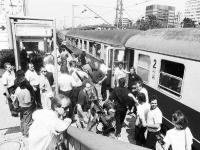 Flüchtlinge aus Albanien treffen 1991 am Freiburger Hauptbahnhof ein. Die Menschen unterzubringen wurde immer schwieriger – aber gelang. Foto: Landesarchiv Baden-Württemberg