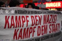 Silvio-Meier-Demo 2010: "Kampf den Nazis! Kampf dem Staat! Für eine Gesellschaft ohne Rassismus und Ausgrenzung!"