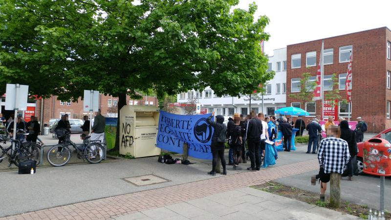 AfD-Stand in Dehnhaide abgeschirmt 1