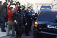 Müssen 37 Jahre ins Gefängnis: Griechische Polizisten empfangen die Angeklagten vor Gericht in Athen.Bild: Keystone
