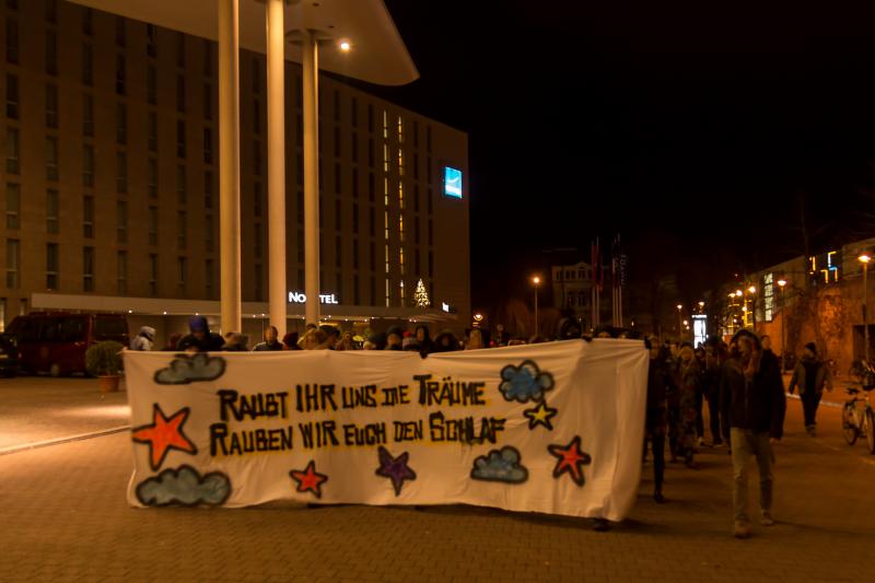 Parade aus dem Grün kommend vor dem Konzerthaus