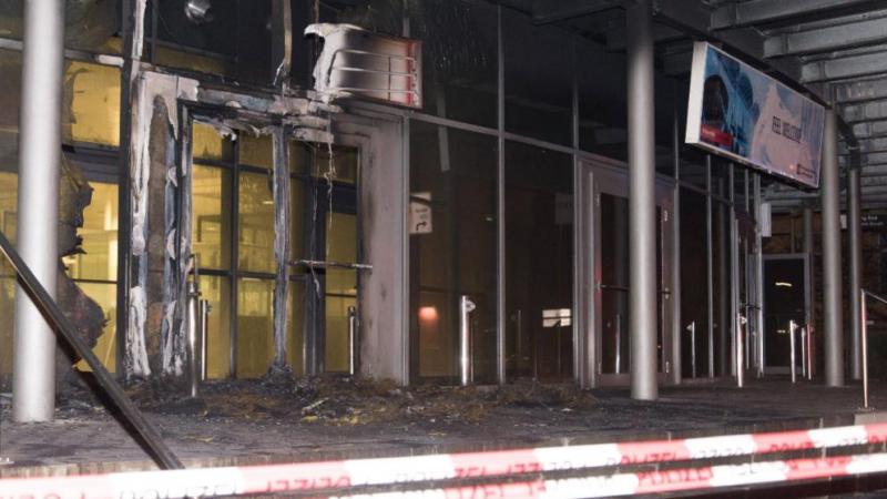  Der Eingang der Messehallen wurde bei den Anschlag schwer beschädigt