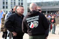 Berliner Neonazi Patrick K. mit Pullover „deutsch-ukrainische Waffenbrüder“  dem Logo des extrem rechten ukrainischen Asow-Regiments © RechercheNetzwerk Berlin