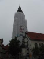 Kirchturm mit Transparent