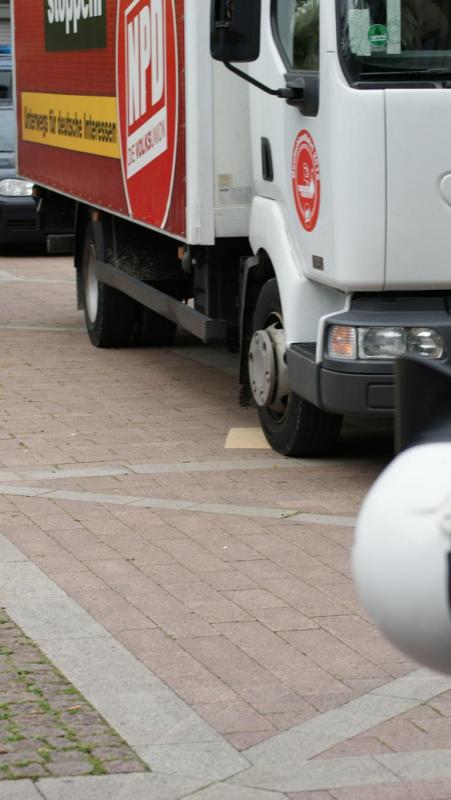 27 NPD überfährt eigenes Schild