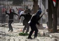 Jugendliche in Algier werfen Steine auf Polizisten 