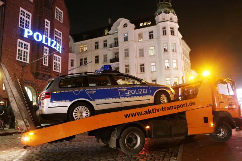 Beschädigter Peterwagen vor Davidwache: Krawalle bis in die Morgenstunden