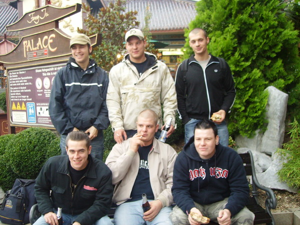 Nächstes Gruppenbild: Hier mit Nazis aus dem Umfeld der 2005 aufgelösten Kameradschaft „Nationaler Widerstand Köllertal“ v.l.n.r.:Florian Wunn, Patrick Backes mit Hatecore Shirt, Oliver Wenz (ex-Gitarrist Naziband „Aggressor“) oben: Boris Dörr, n.b., n.b.