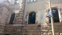 Das mit schwarzer Farbe beschmierte Fassade des Leipziger Amtsgerichts. Auch eine Videoüberwachungskamera war betroffen.