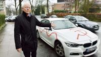 Sierichstraße: ein beschmierter BMW. Anwohner Wolfgang Brand (63): „Früher wurden Navi-Geräte geklaut, jetzt werden die Autos beschmiert.“