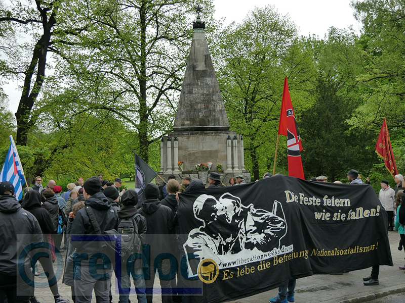 Ca. 90 Menschen erinnern derzeit in Berlin Buch an die Befreiung vom Nationalsozialismus.