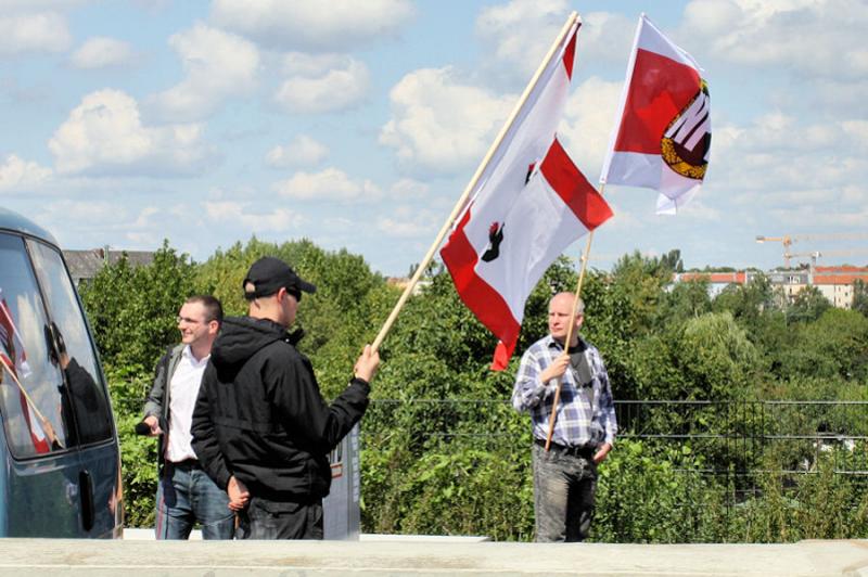 Vize-Führer Schmitdke (NPD Berlin) und seine beiden Leibstandartenträger