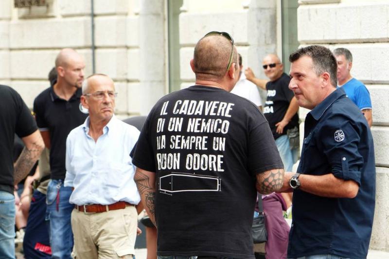 CasaPound Italia - Squadrismus:"Der Leichnam eines Feindes verbreitet immer einen guten Geruch", 