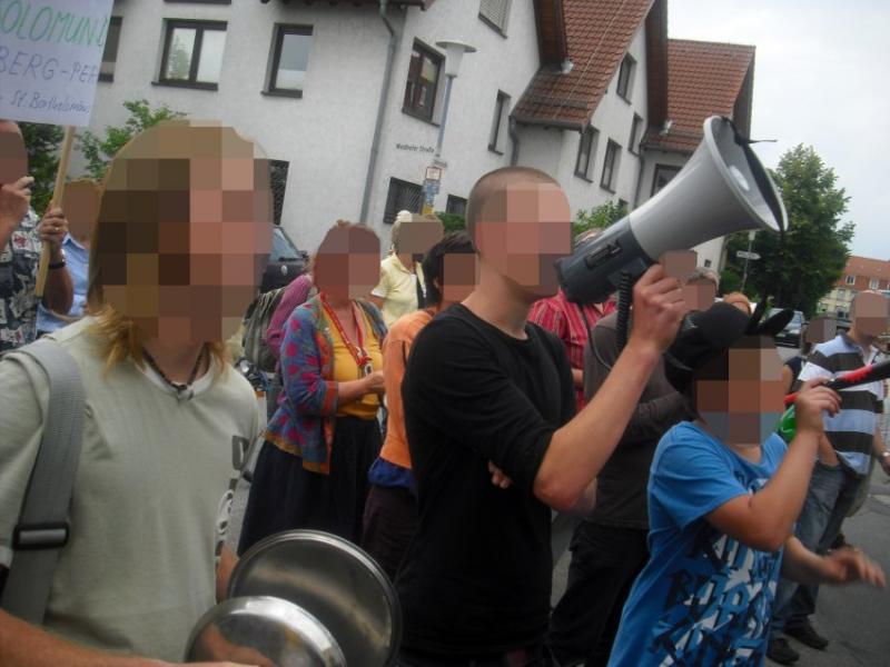 Und wieder Demo: Der junge Mann, der hier die Topfdeckel aneinander schlägt, soll LKA-Beamter sein. Fast ein Jahr lang habe er an die baden-württembergische Polizei berichtet, sagen seine Kommilitonen aus der linke Szene.