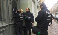  In der Rigaer Straße versucht die Polizei mit Plakaten Hinweise auf Ausschreitungen in der Nacht zum 3.10. zu erhalten  Foto: Jörg Bergmann 