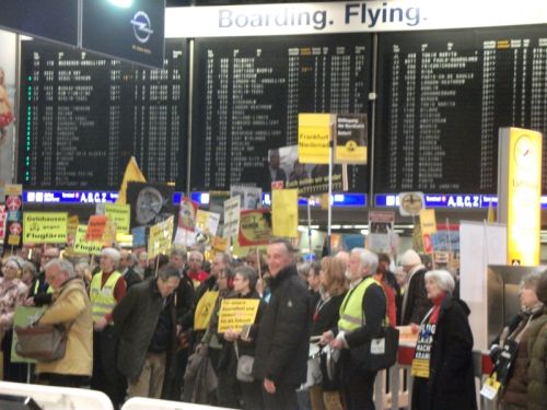 Montagsdemo im Flughafenterminal