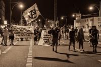 Nachtdemo zieht am Bullenrevier Süd in der Heinrich-von-Stephan-Straße vorbei