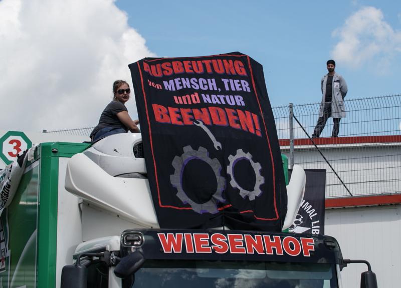 Blockadepunkt LKW beklettert