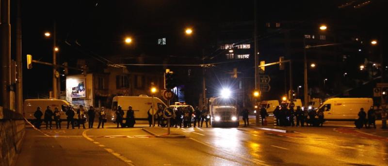 Polizei stellt sich der Demo in den Weg