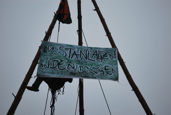 Tripod mit Banner „Mastanlagen an den Kragen“