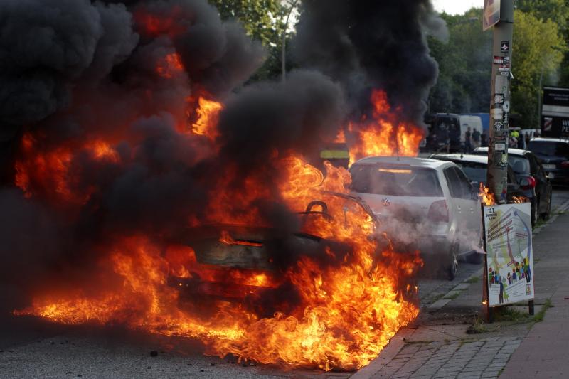 Brennender BMW in der Luise-Schroeder-Straße