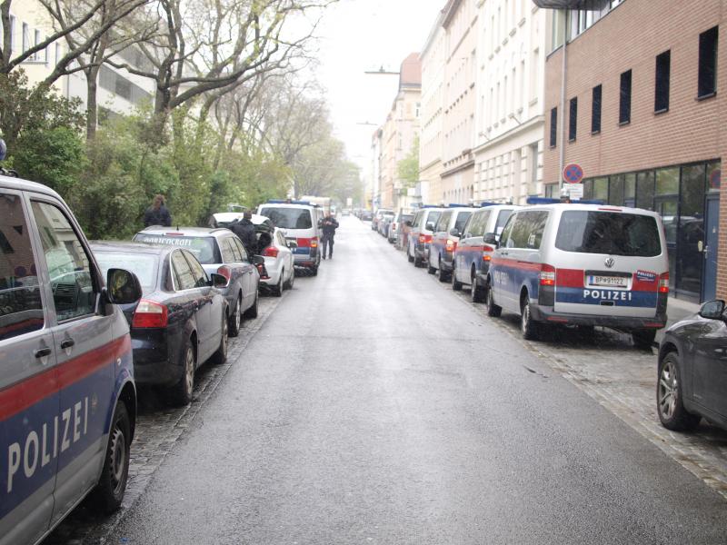 Zwei Parallelstraßen weiter oben, in der Schanzgasse wird das Ausmaß des Polizeiaufgebots offensichtlich