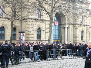 Schreck für Bahnreisende: Um die Mittagszeit hatten sich bereits rund 250 Neonazis vor dem Magdeburger Hauptbahnhof versammelt, geschützt von einem Riesenaufgebot Polizei. Laut Schätzungen von Beobachtern wuchs die Gruppe Rechtsextremer auf mehr als 900 a