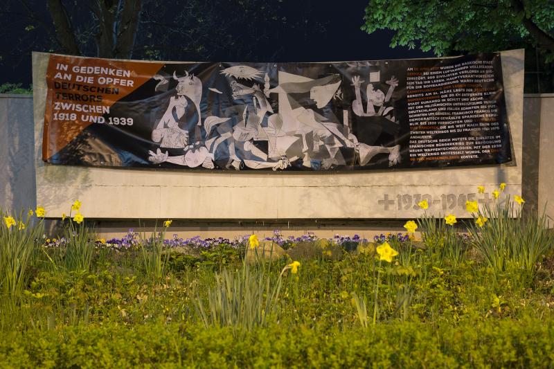 Guernica-Banner am Kriegsmahnmal in Neunkirchen (Saar)