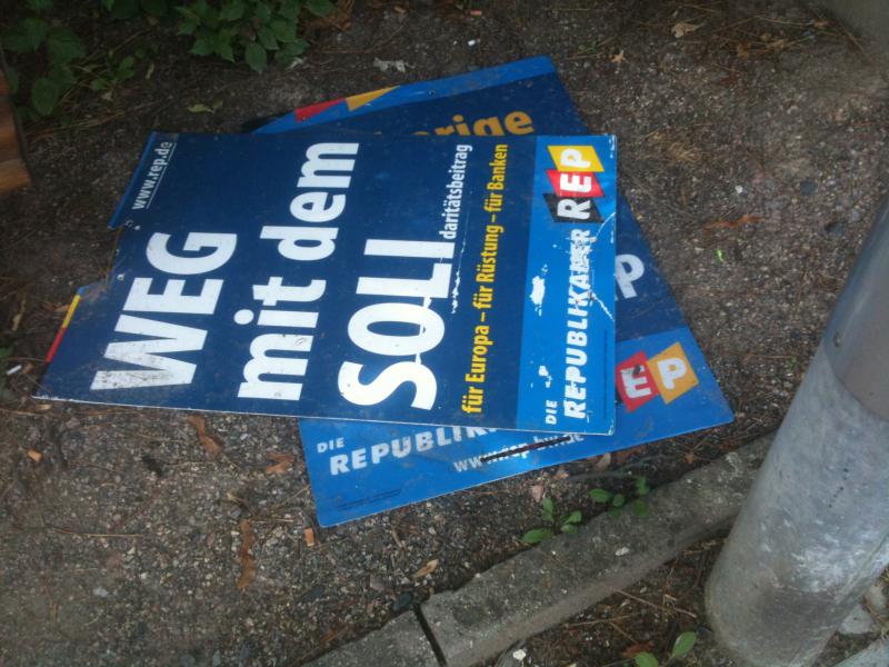 Heruntergefallene REP-Plakate in Speyer-Nord