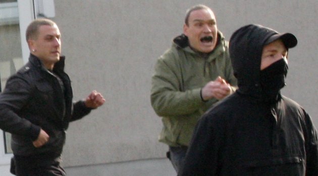 Michael Woitag in grüner Jacke beim Überfall auf Spieler und Fans des Roten Stern Leipzig am 24. Oktober 2009. Foto: Archiv.