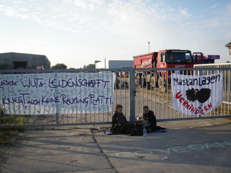 Menschen vor dem Tor