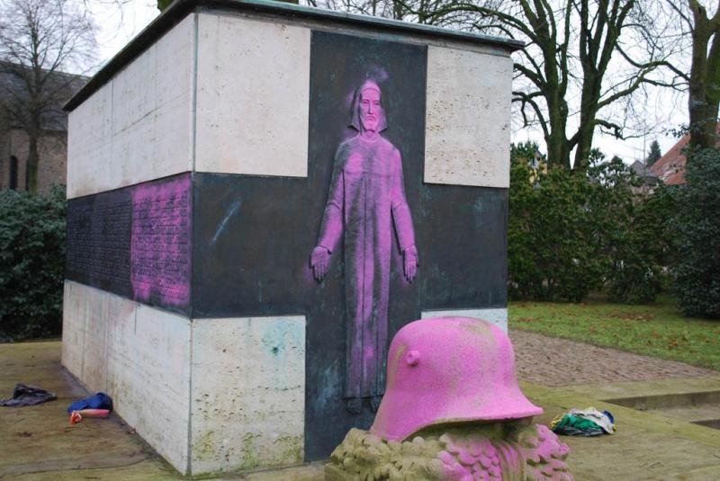 Eine autonome Gruppe überzog auch das Sythener Mahnmal mit Farbe. (Foto: Karl-Heinz Mertmann)