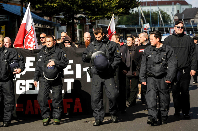 Aufzug in Lichtenberg (Ronny Schrader und Gesine Hennrich, beide Sonnenbrille auf dem Kopf, Kevin Witt, rechts)