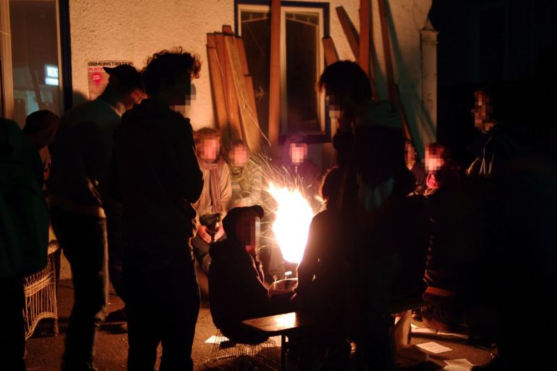 Gemütliches Lagerfeuer in der Innenstadt