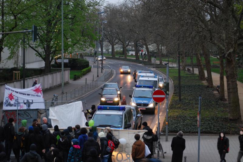 Erste Wannen vor den Straßenbarris