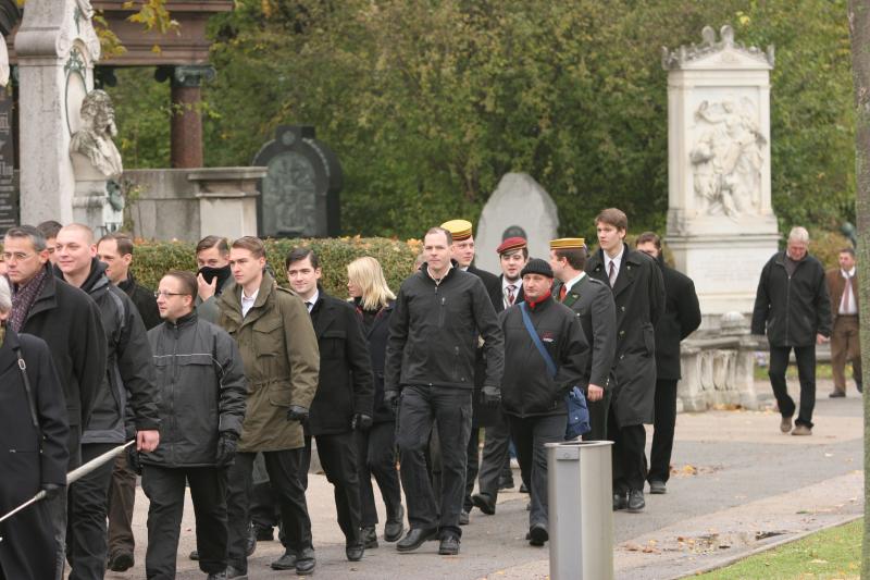 Martin Sellner (links) und Wolfgang Lechner (rechts) beim Nowotny-Gedenken 2009. Wien, 8. November 2009