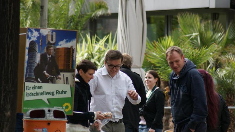 "Freiherrn" Christopher von Mengersen (2. von links) hat Hunger - Die Wuppertaler Pro-NRW Kreisvorsitzende Claudia Gerhardt (links) spendiert eine Brotzeit