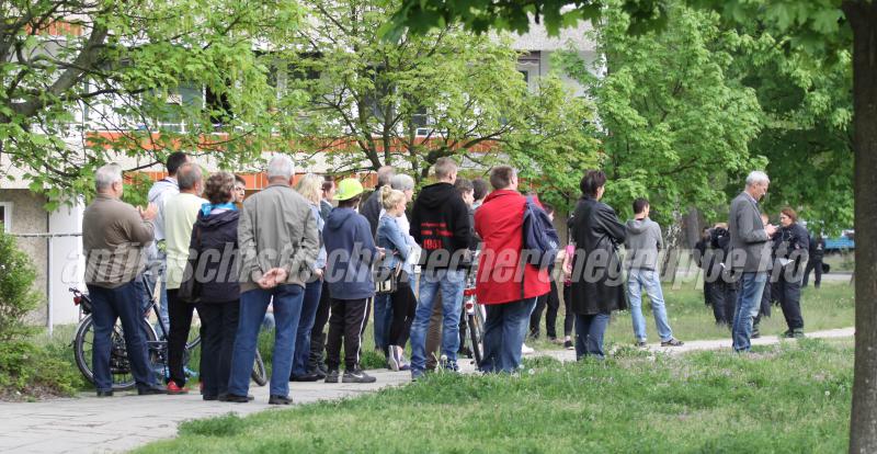 Interessierte Bürger_innen lauschen der NPD in Eisenhüttenstadt. Später schloßen sie sich den Neonazis an und nahmen Flyer entgegen. (foto: pressedienst frankfurt (oder))