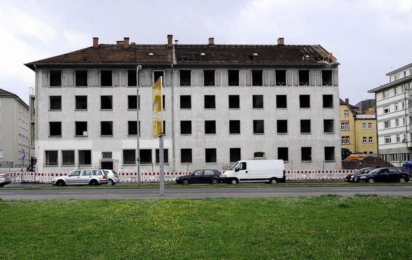 Das alte Gebäude an der Ecke von Friedrich und Colombistraße (oben) wird jetzt abgerissen