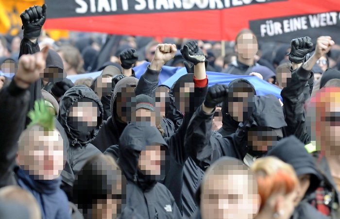 Teilnehmer der "revolutionären" 1. Mai Demonstration im vergangenen Jahr. - FOTO: DAPD