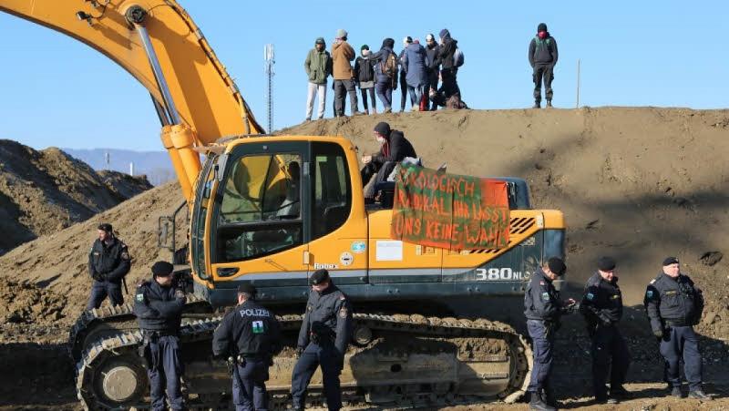 Polizei räumte von Gegnern besetzte Murkraftwerk-Baustelle