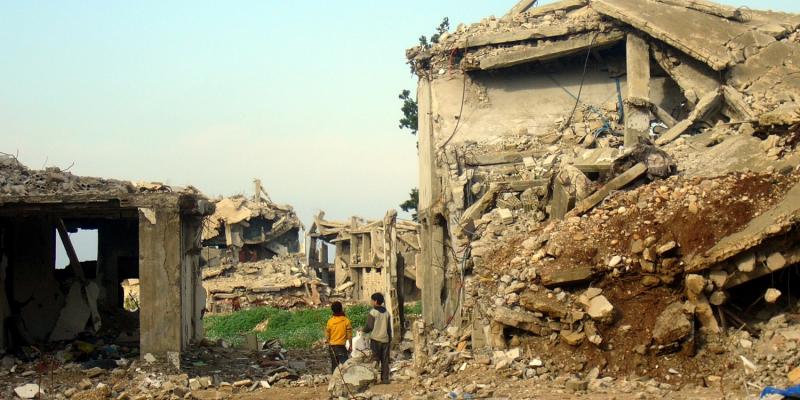 Zwei Jungs im zerstörten Corniche-Quartier in Nahr al-Bared