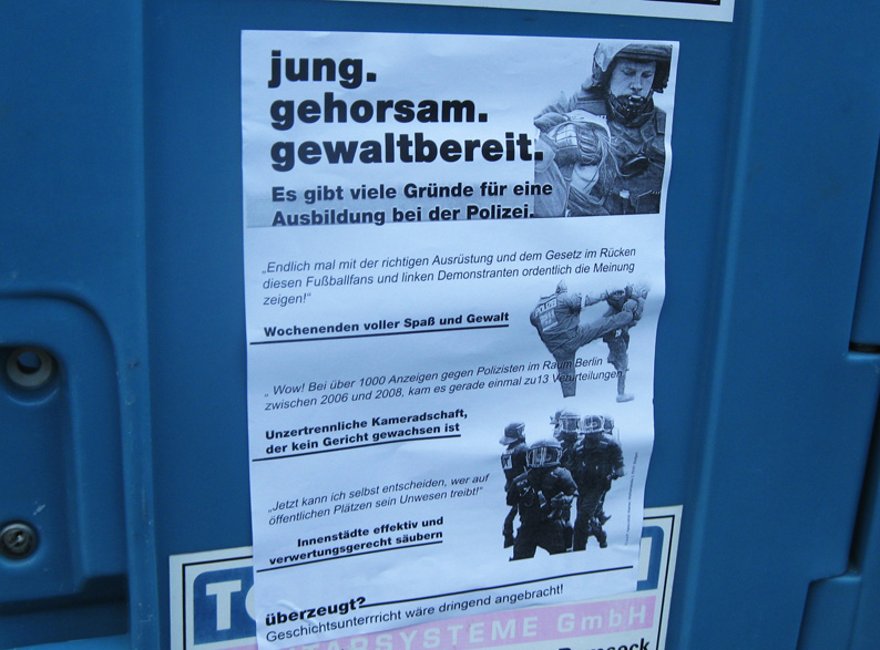 Eines von zahlreichen Plakaten rings um den Stand der Polizei