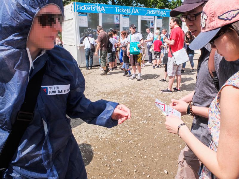 BesucherInnen werden über Rüstungsmesse informiert