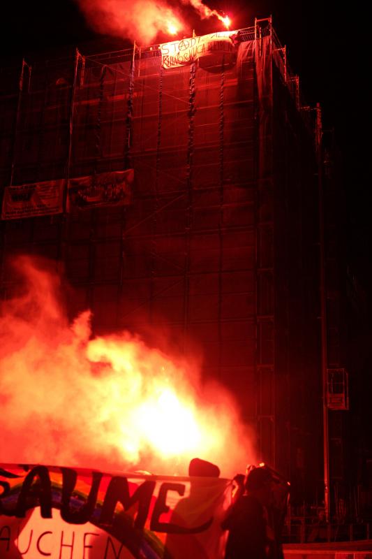 Bengalos auf der Nacht.Tanz.Demo in Freiburg am 15.07.2011