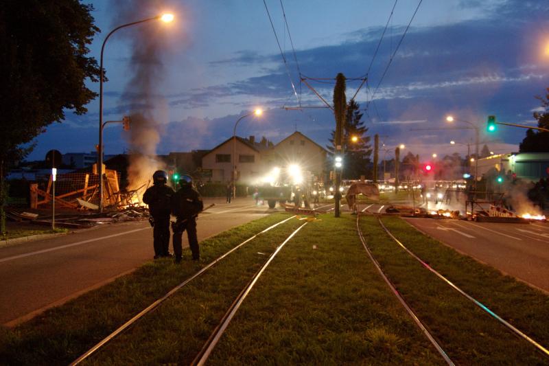 Brennende Barrikaden auf der Merzhauser Straße