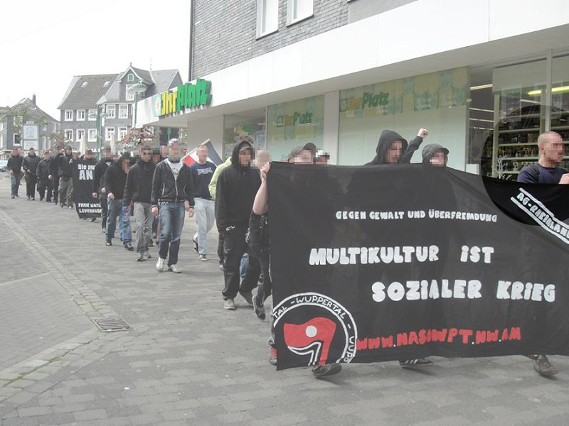 Lasse Femers trägt beim Naziaufmarsch in Radevormwald das Fronttransparent der "Nationalen Sozialisten Wuppertal".