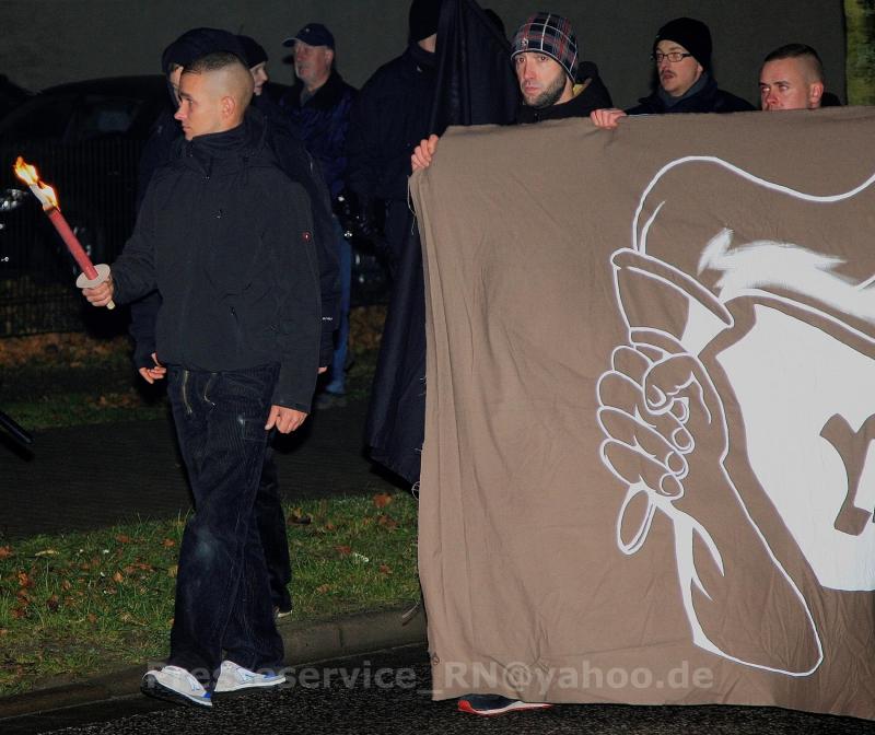 Tim Borowski (mit Fackel), Tony Schmidt und Phillipp Hinzmann (beide am Transparent) auf einer rassistischen Demonstration am 6. Dezember 2014 in Wittstock. Schmidt trägt das Transparent der rassistischen Initiative „Ein Licht für Deutschland“ Tim Borowski (mit Fackel), Tony Schmidt und Phillipp Hinzmann (beide am Transparent) auf einer rassistischen Demonstration am 6. Dezember 2014 in Wittstock. Schmidt trägt das Transparent der rassistischen Initiative „Ein Licht für Deutschland“